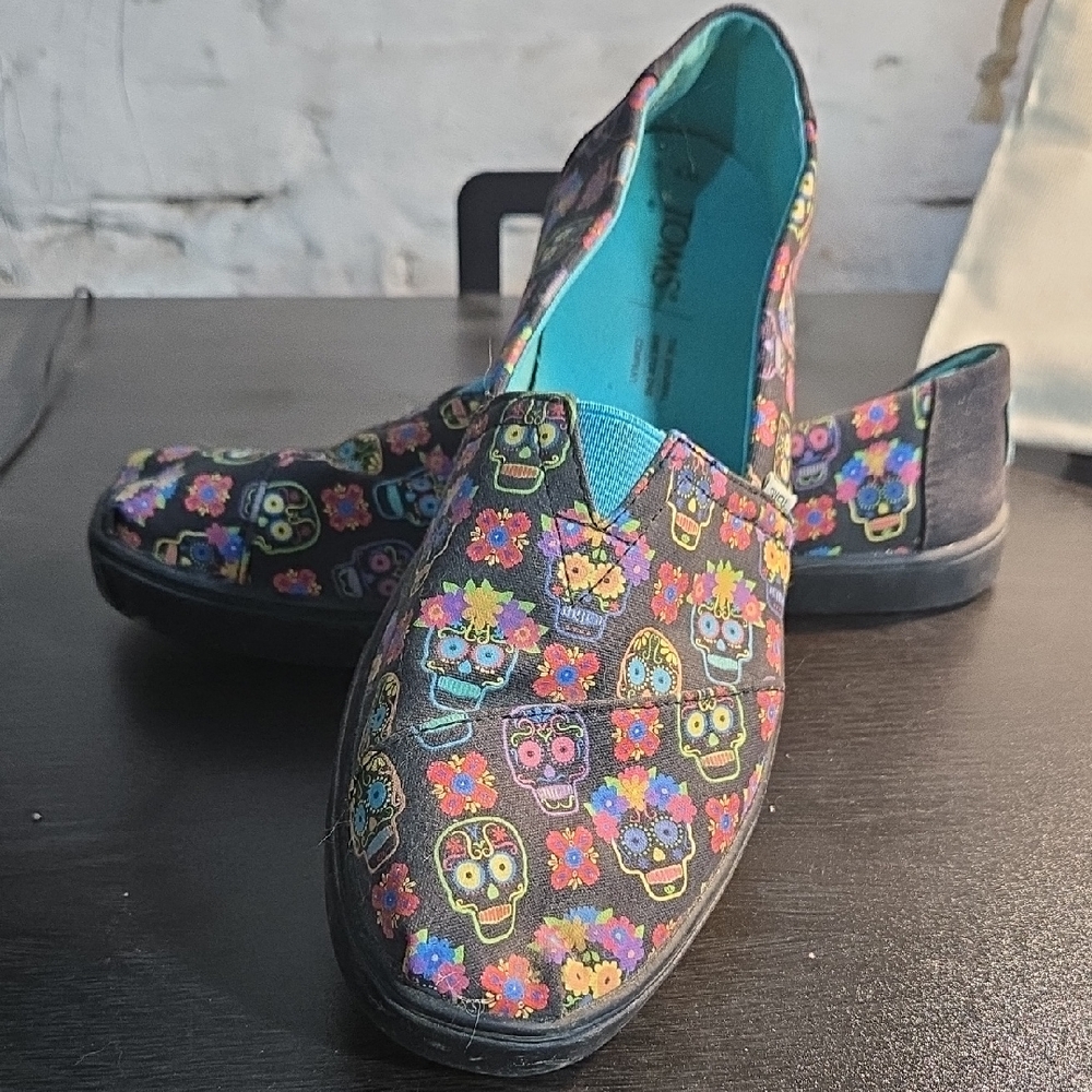 TOMS Multicolor Skull Pattern Women's Slip-On Shoes